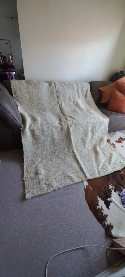 Manta o alfombra beige de lana de oveja - miniatura 1