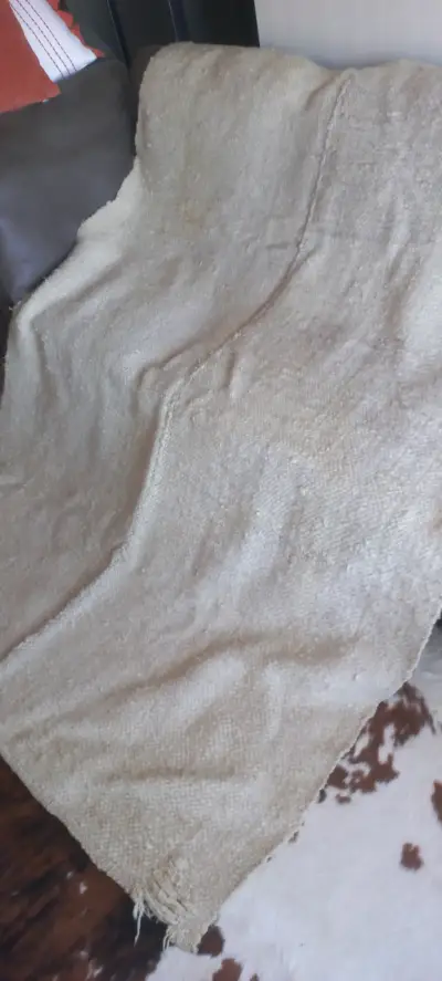 Manta o alfombra beige de lana de oveja - miniatura 2