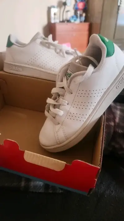 Zapatillas blancas Adidas con detalles verdes - miniatura 1