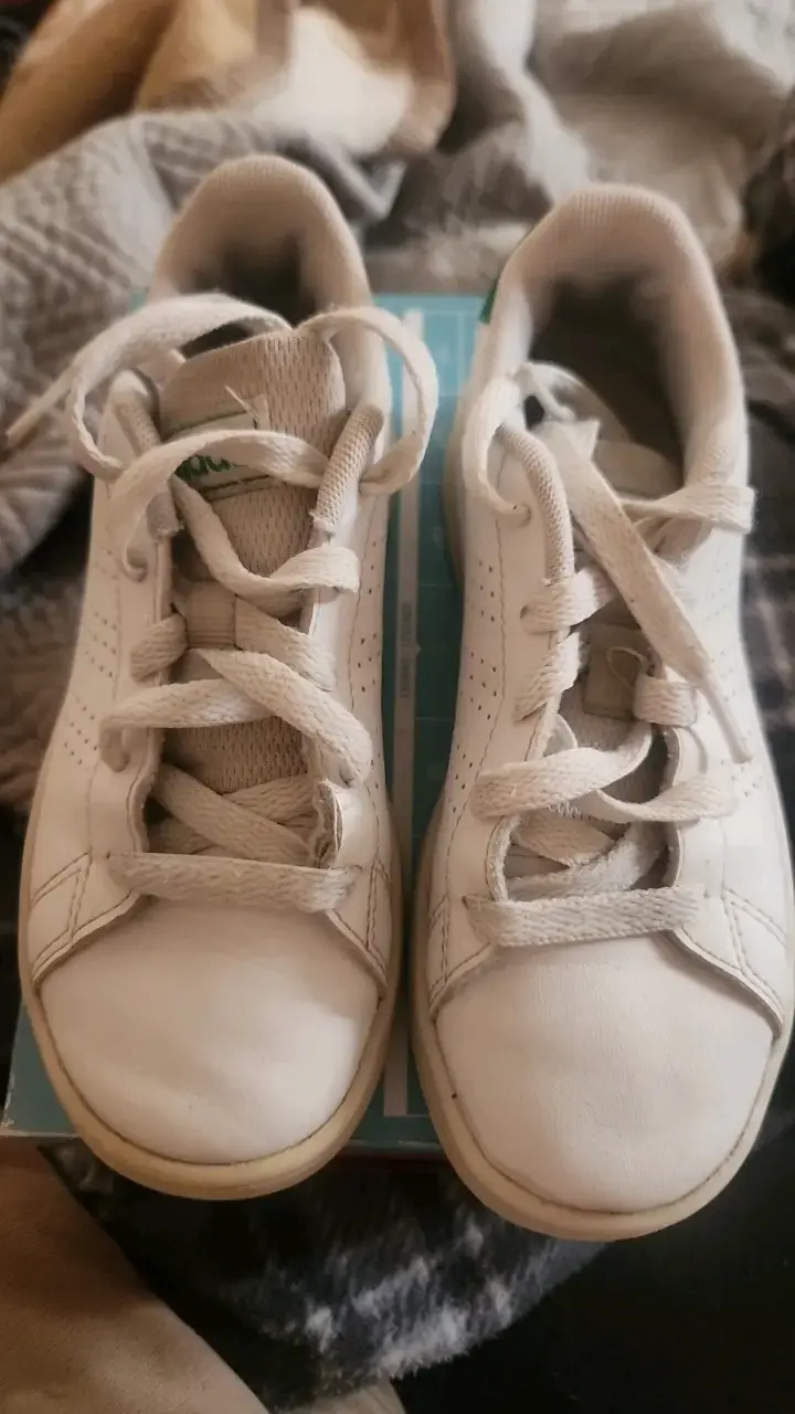 Zapatillas blancas Adidas con detalles verdes - 2