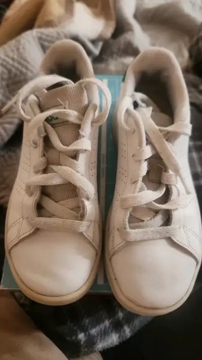 Zapatillas blancas Adidas con detalles verdes - miniatura 2
