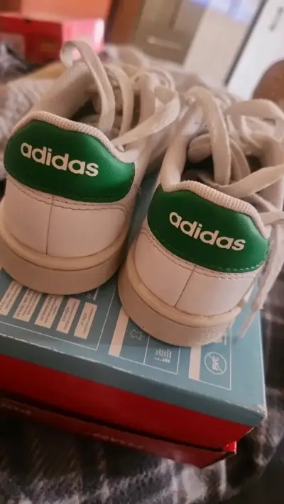 Zapatillas blancas Adidas con detalles verdes - miniatura 3