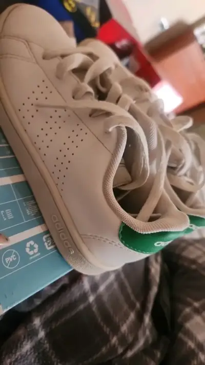 Zapatillas blancas Adidas con detalles verdes - miniatura 4