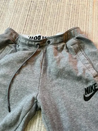 Pantalones deportivos Nike grises para hombre - miniatura 2
