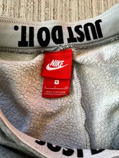 Pantalones deportivos Nike grises para hombre - miniatura 4