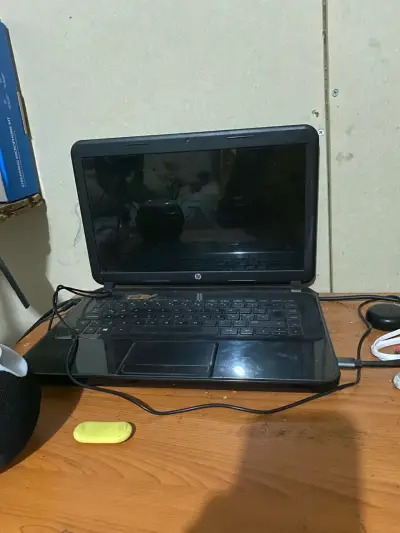 Laptop HP negra en buen estado - miniatura 1