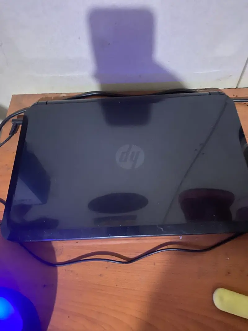 Laptop HP negra en buen estado - 2
