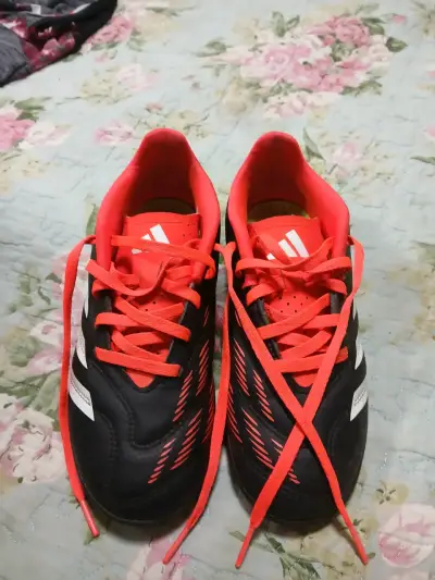 Zapatillas deportivas Adidas negras y rojas - miniatura 1