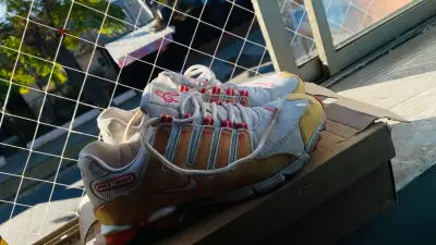 Zapatillas deportivas blancas con detalles rojos - miniatura 1