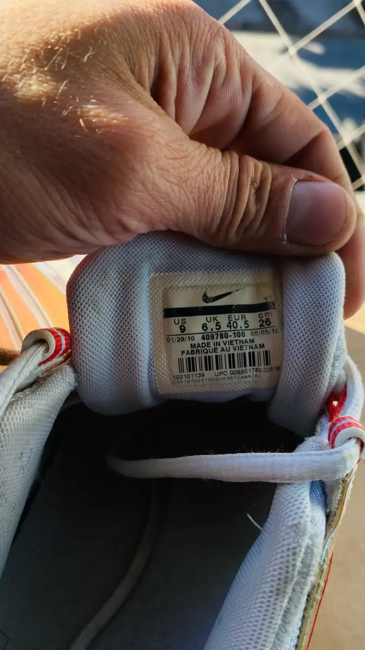 Zapatillas deportivas blancas con detalles rojos - 2