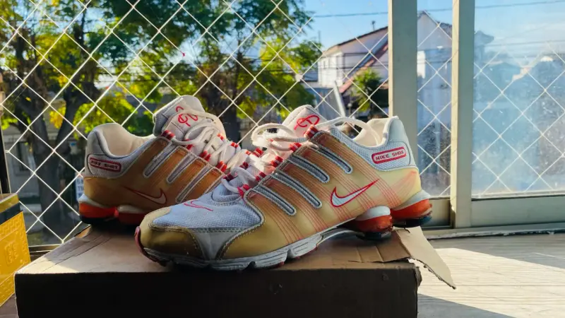 Zapatillas deportivas blancas con detalles rojos - 3