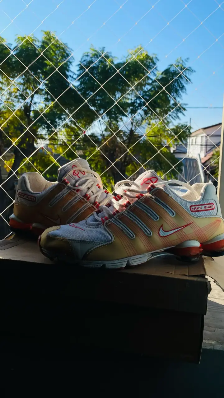Zapatillas deportivas blancas con detalles rojos - 4