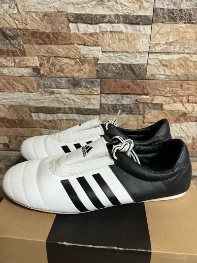 Zapatillas para karate Adidas blancas y negras - miniatura 1