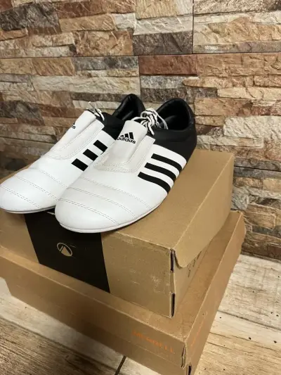 Zapatillas para karate Adidas blancas y negras - miniatura 2