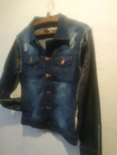 Chaqueta de mezclilla con mangas de cuerina - miniatura 1