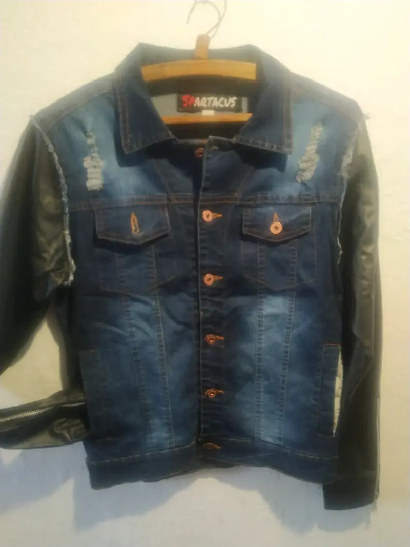 Chaqueta de mezclilla con mangas de cuerina - 2