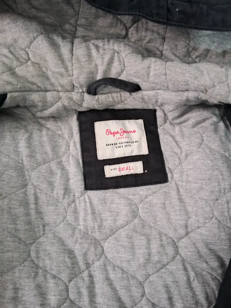 Chaqueta negra con capucha para hombre - 2