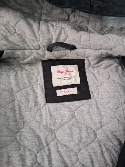 Chaqueta negra con capucha para hombre - miniatura 2