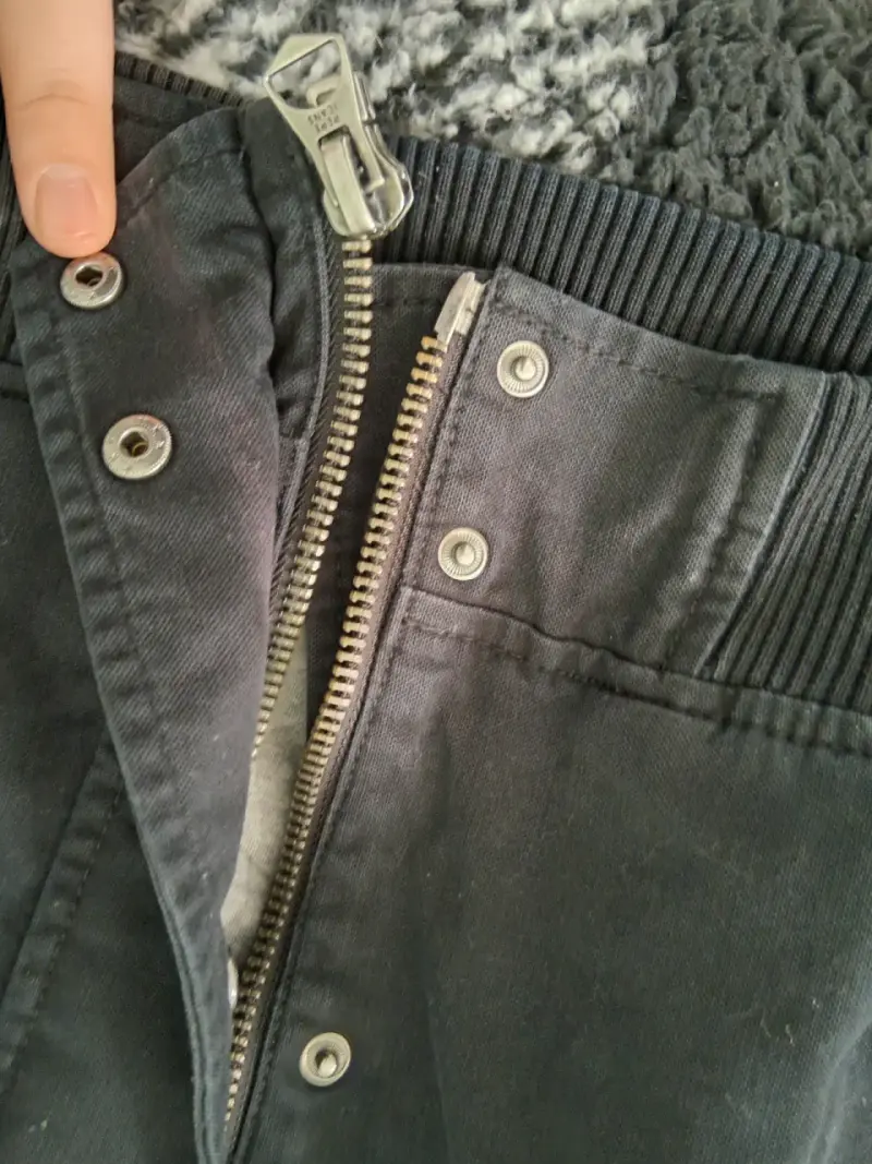 Chaqueta negra con capucha para hombre - 3