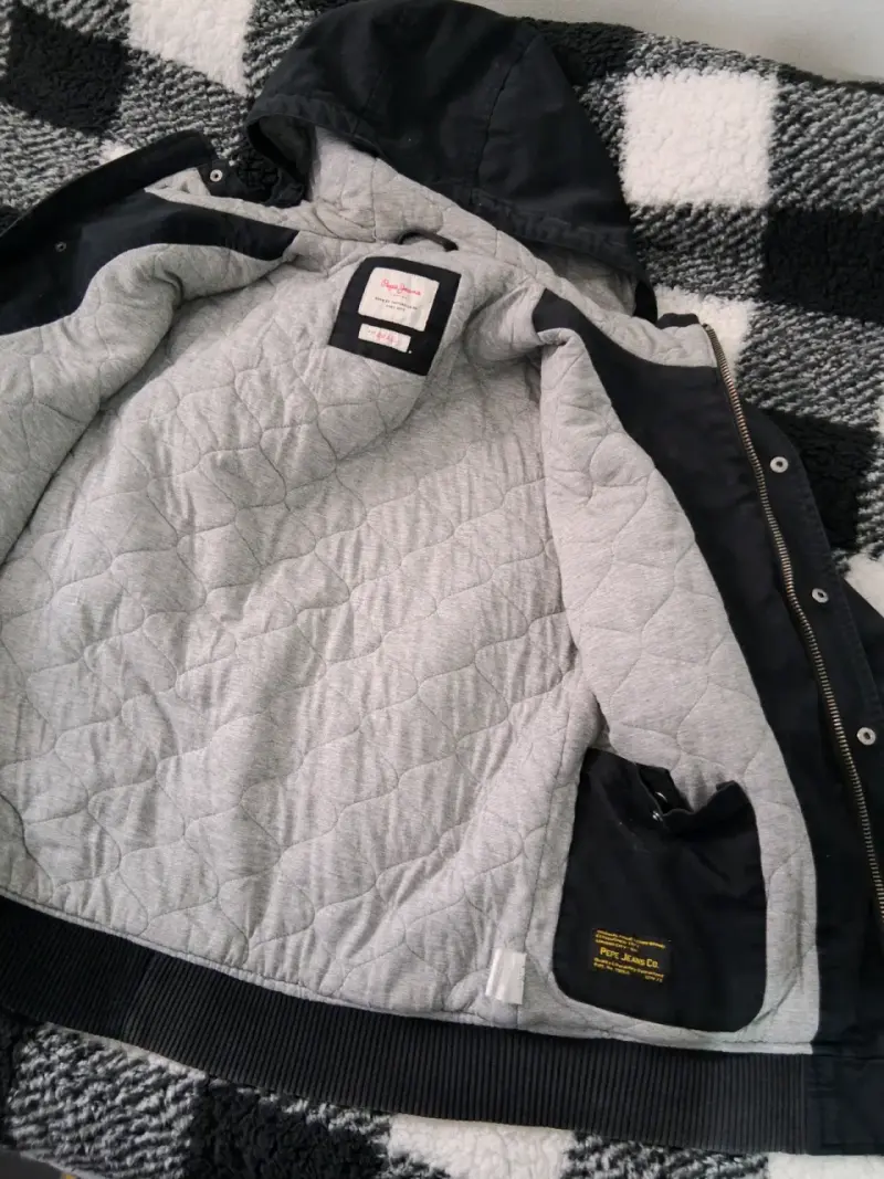 Chaqueta negra con capucha para hombre - 4