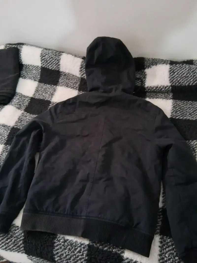 Chaqueta negra con capucha para hombre - 5