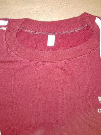 Polerón Adidas rojo con franjas blancas - miniatura 2