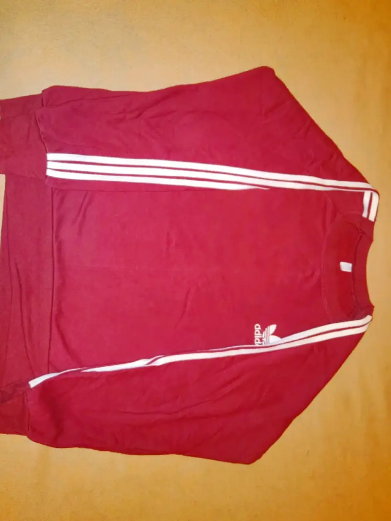 Polerón Adidas rojo con franjas blancas - 3