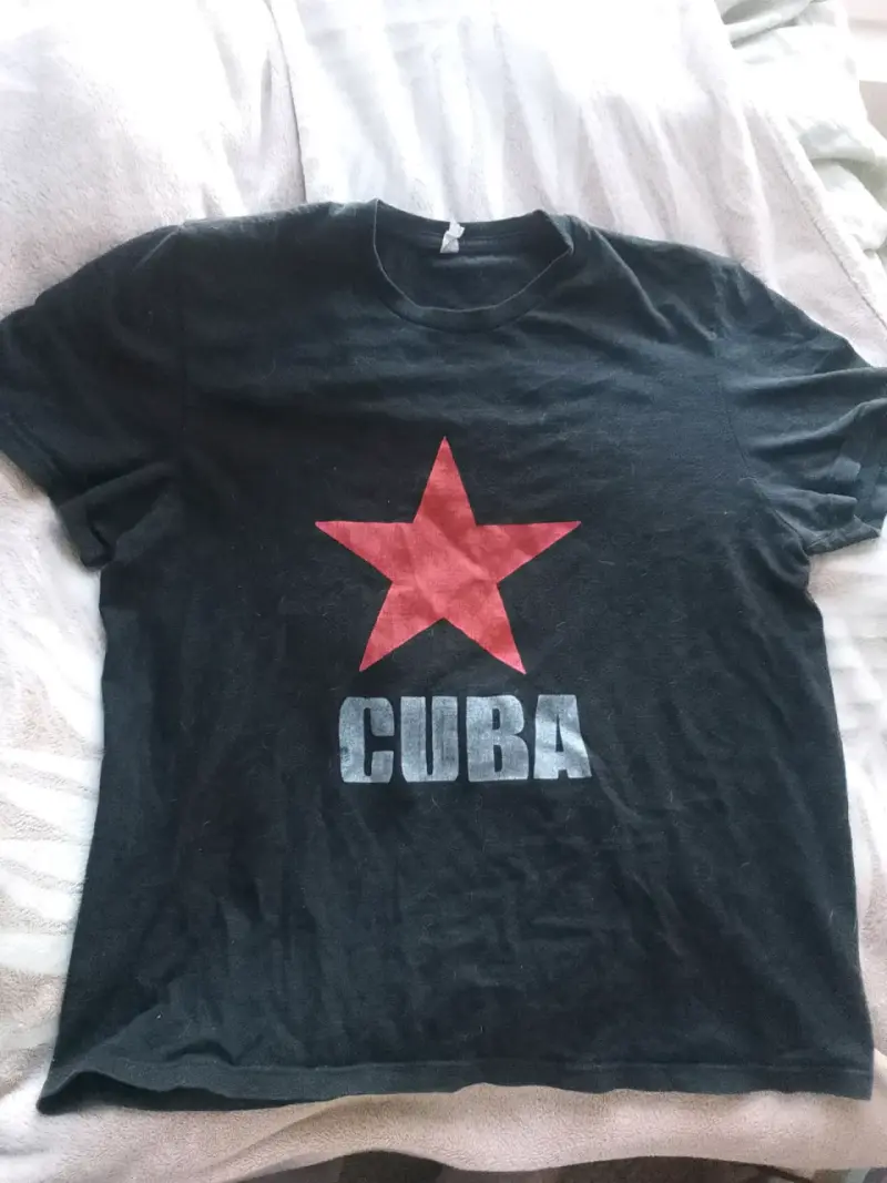 Polera negra con estrella roja y texto 'Cuba'