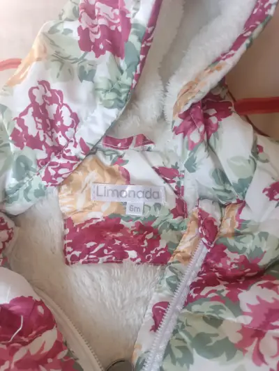 Chaleco acolchado floral para niña - miniatura 2