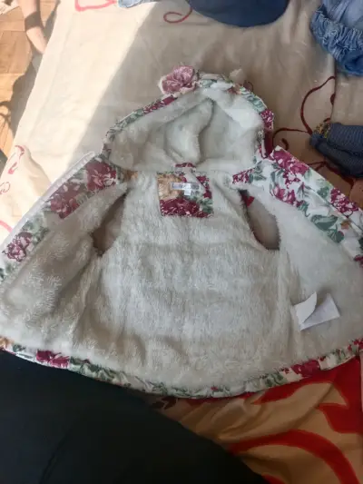 Chaleco acolchado floral para niña - miniatura 3