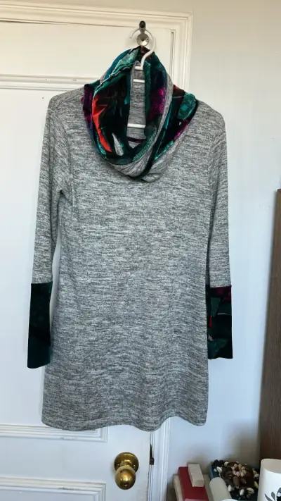 Polera gris con cuello estampado - miniatura 1