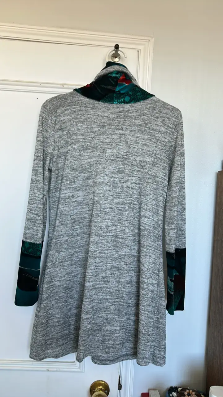 Polera gris con cuello estampado - 2