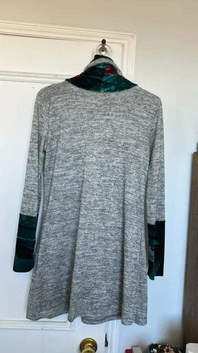 Polera gris con cuello estampado - miniatura 2