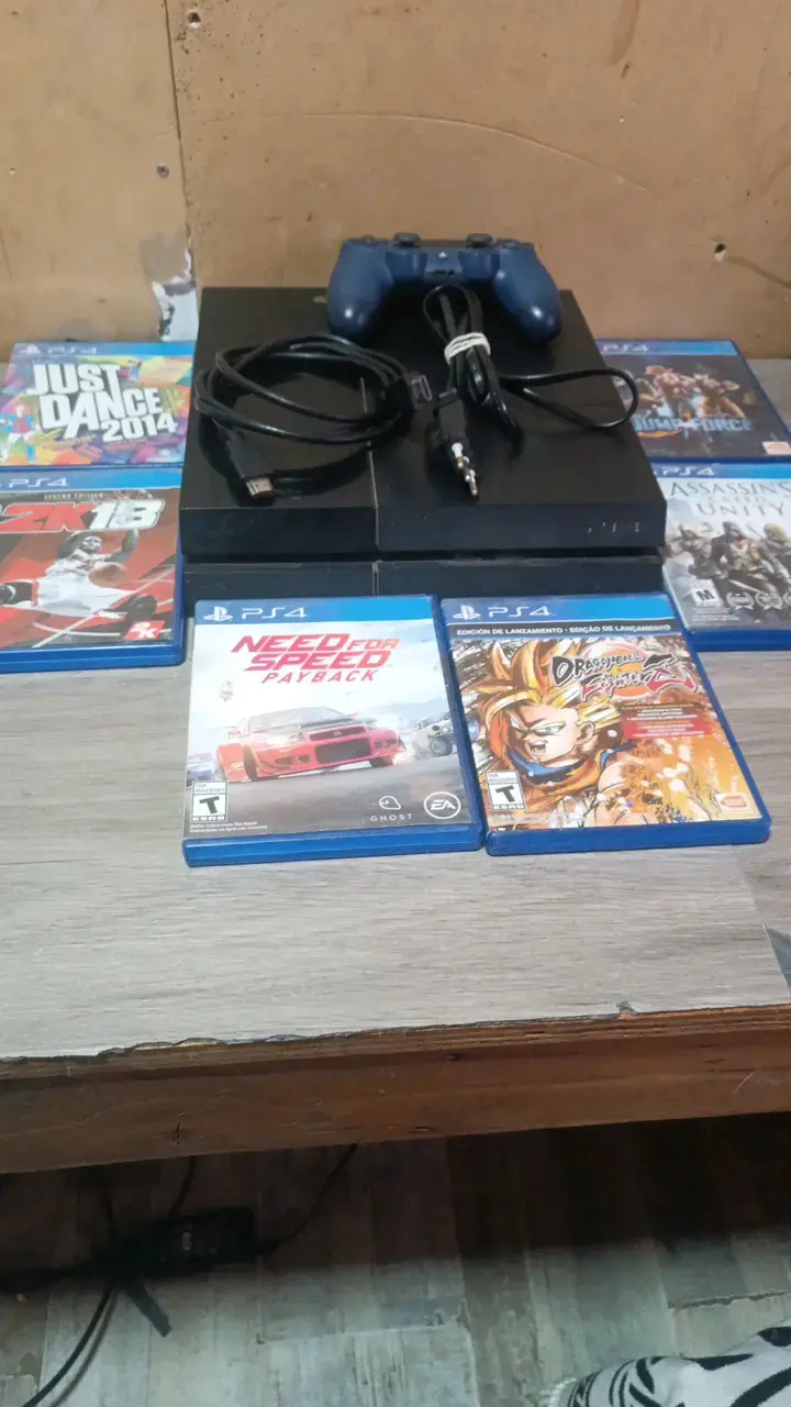 Consola PS4 con juegos y control - 2