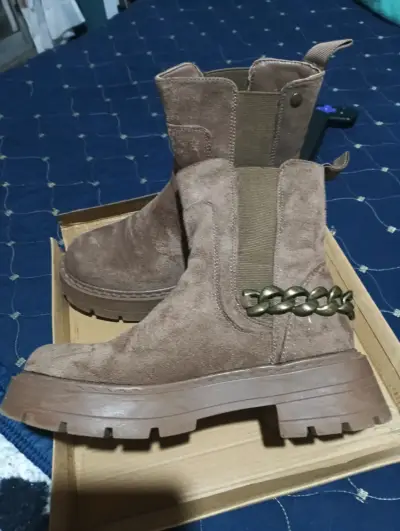 Botines de gamuza marrón con cadena - miniatura 1