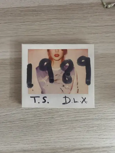 CD 1989 deluxe con polaroids - Taylor Swift - miniatura 1