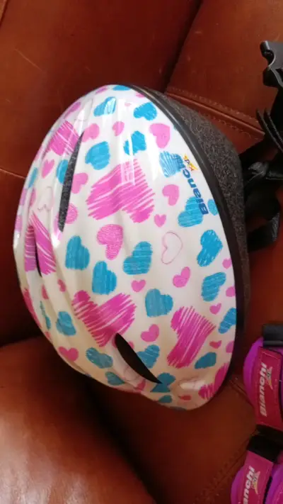 Casco infantil Bianchi con diseño de corazones - miniatura 1