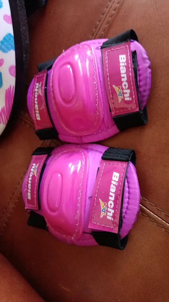 Casco infantil Bianchi con diseño de corazones - 2