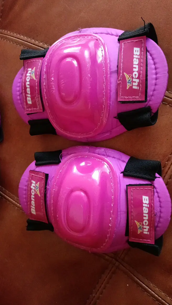 Casco infantil Bianchi con diseño de corazones - 3