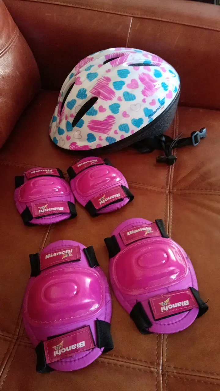 Casco infantil Bianchi con diseño de corazones - 4