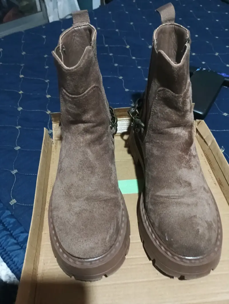 Botines de gamuza marrón con cadena - 2