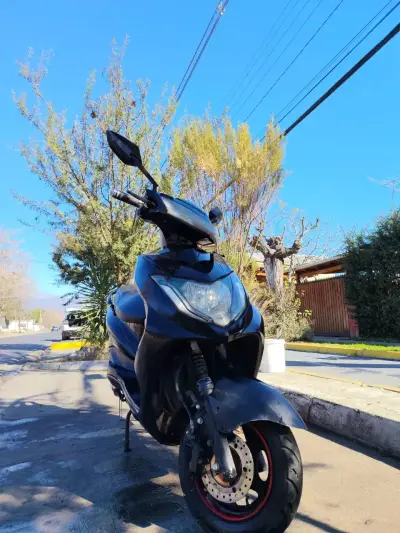 Scooter negro eléctrico en buen estado - miniatura 1