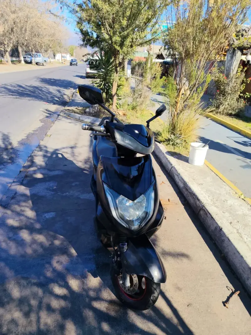 Scooter negro eléctrico en buen estado - 2