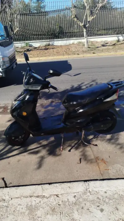 Scooter negro eléctrico en buen estado - miniatura 3