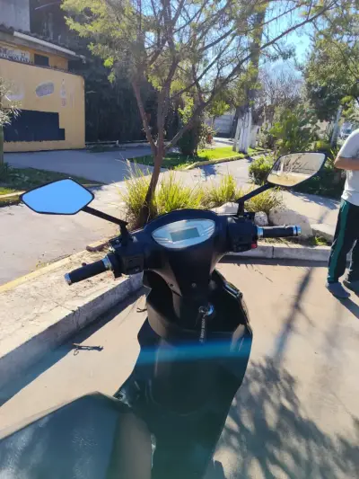 Scooter negro eléctrico en buen estado - miniatura 4