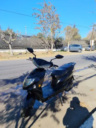 Scooter negro eléctrico en buen estado - miniatura 5