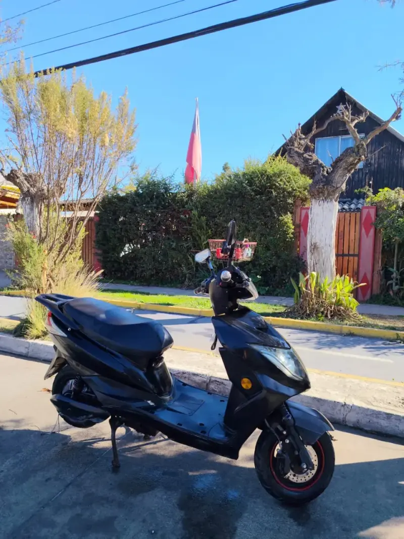 Scooter negro eléctrico en buen estado - 6