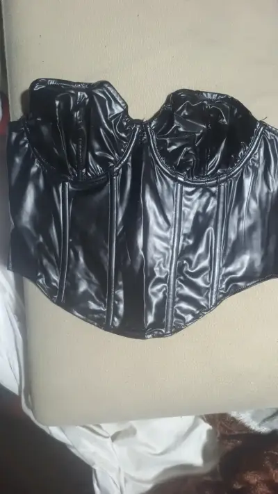 Corset negro de cuero sintético chaqueta y vestido - miniatura 1