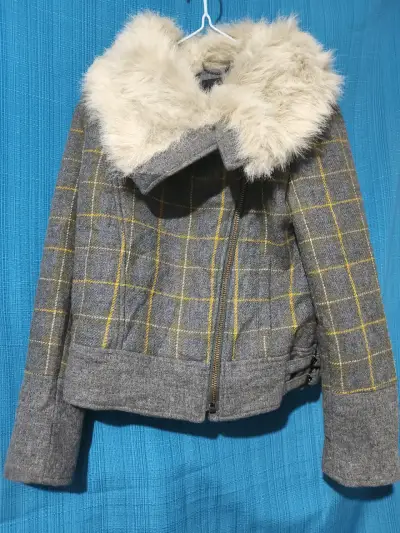 Chaqueta de lana gris con cuello de piel sintética - miniatura 1