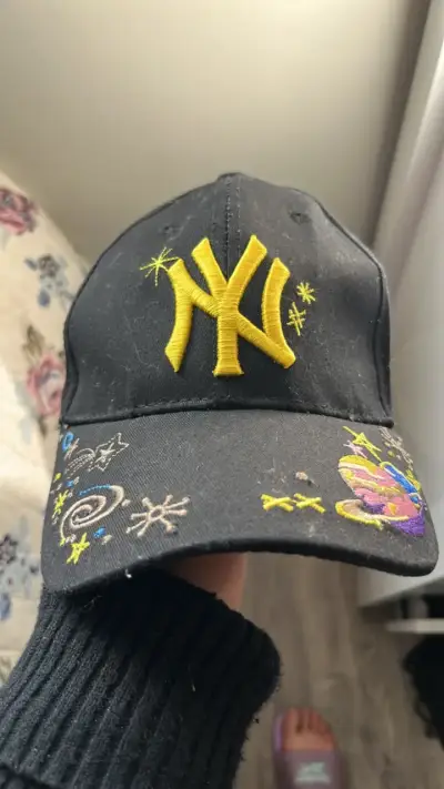 Gorra negra con bordado amarillo y diseños - miniatura 1
